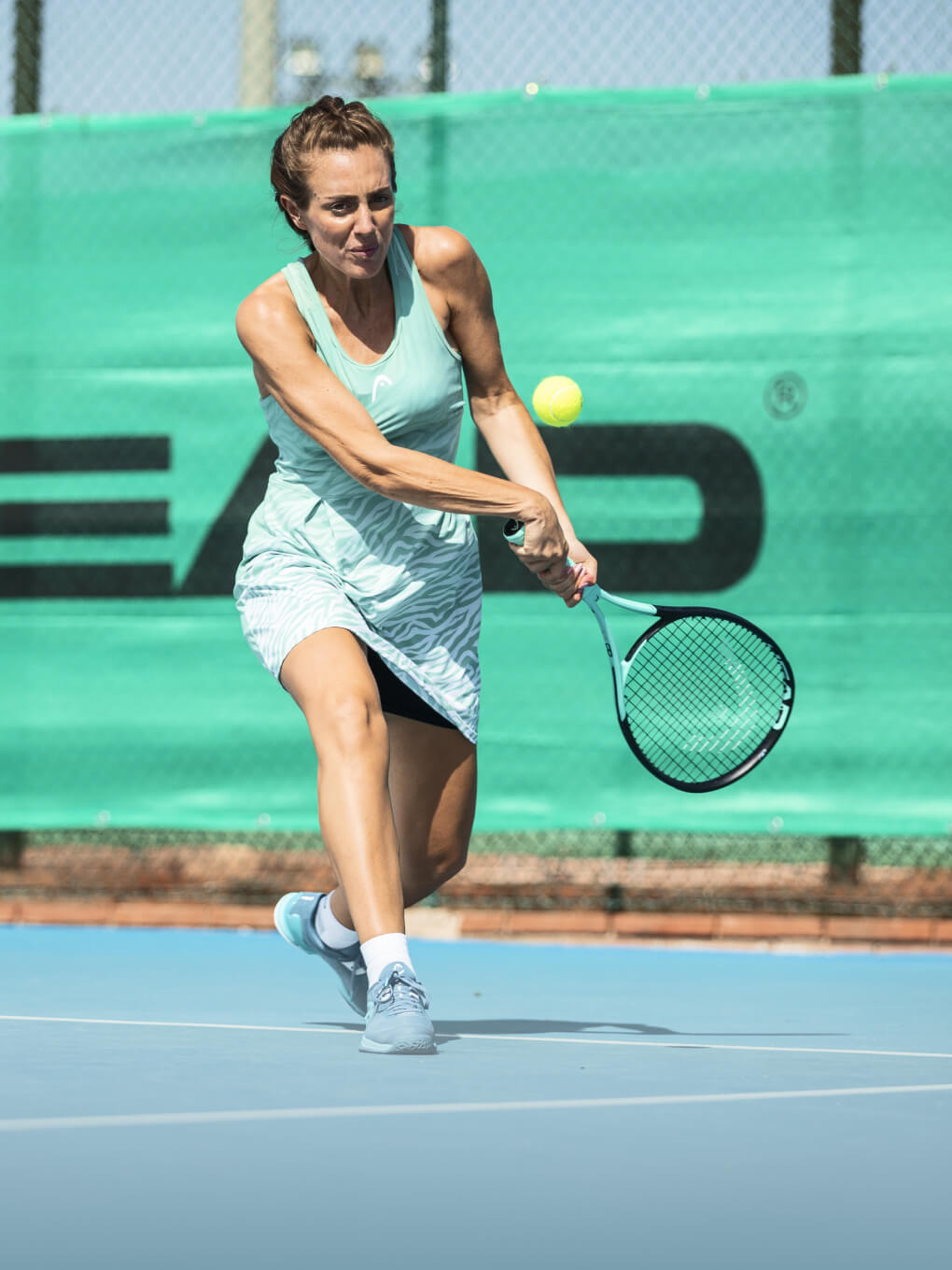 Женщина играет в теннис